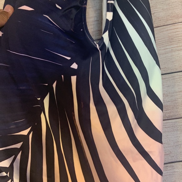 NWT-VS Pink Palm print keyhole one piece L - Picture 9 of 9